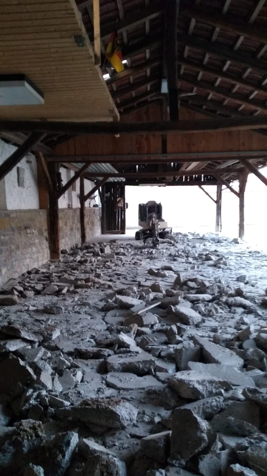 Aufgerissener Betonboden